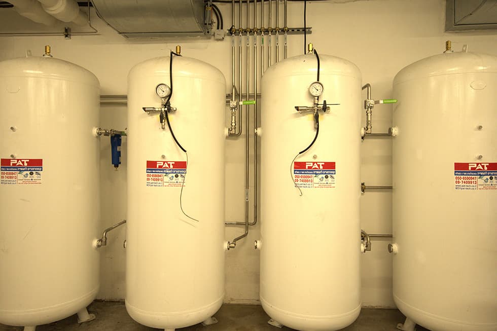 Four compressed-air storage receivers in a row
