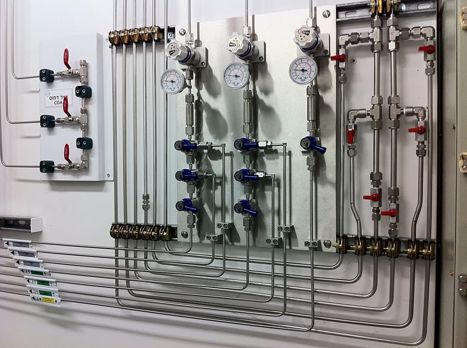 Laboratory gas panel with a manifold and colour-coded drops