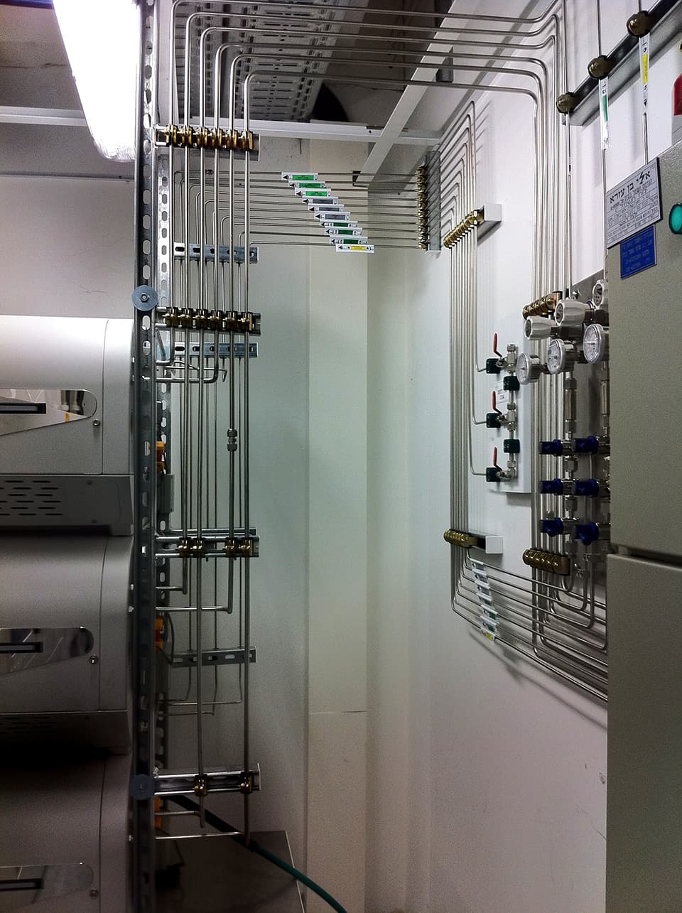 Clean-room riser with drops to equipment