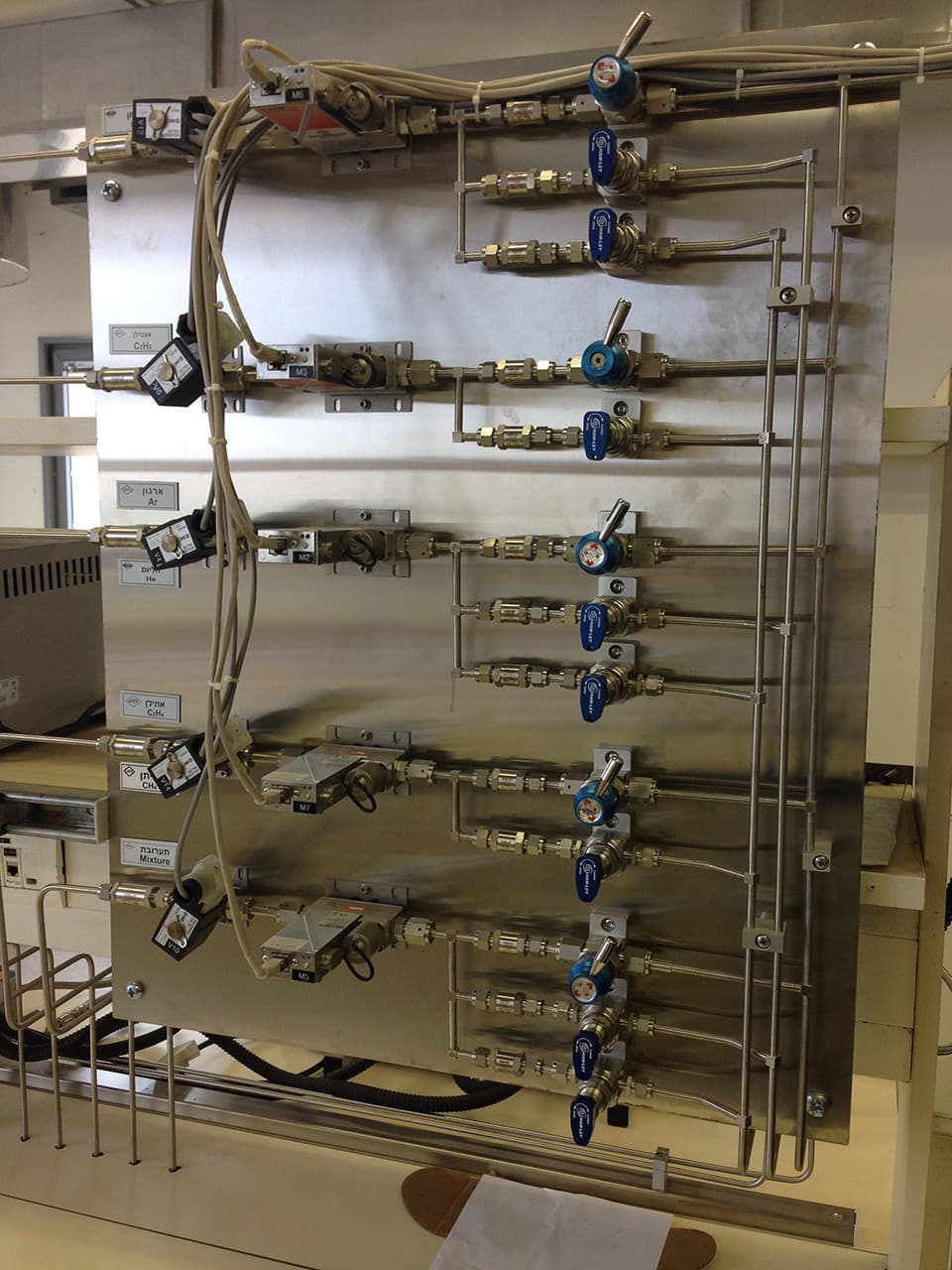 Rack with several regulator stations and flexible hoses