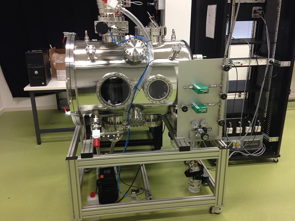 Vacuum chamber on a frame with viewports