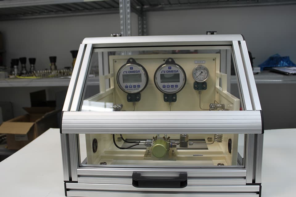 Transparent glove box with instrumentation