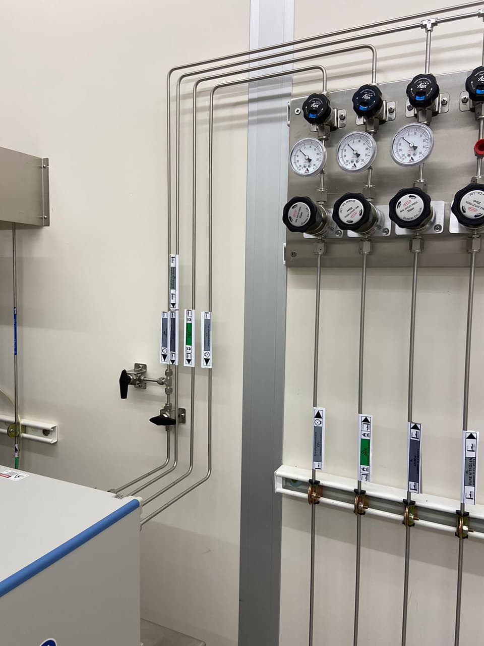 Wall with pressure gauges and colour-coded drop lines