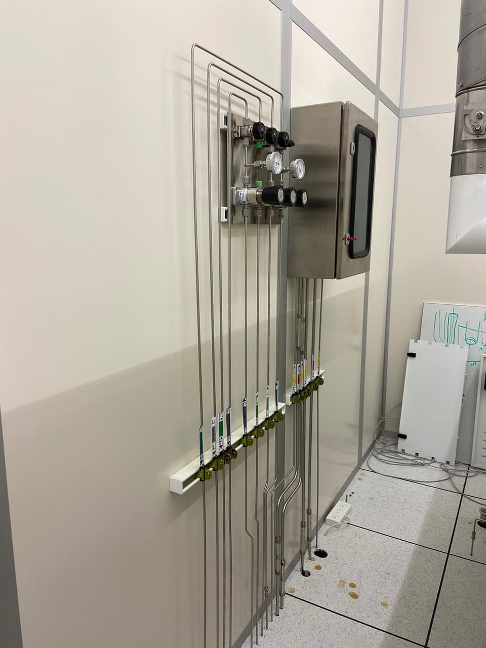 Clean-room corner with a stainless cabinet and drops