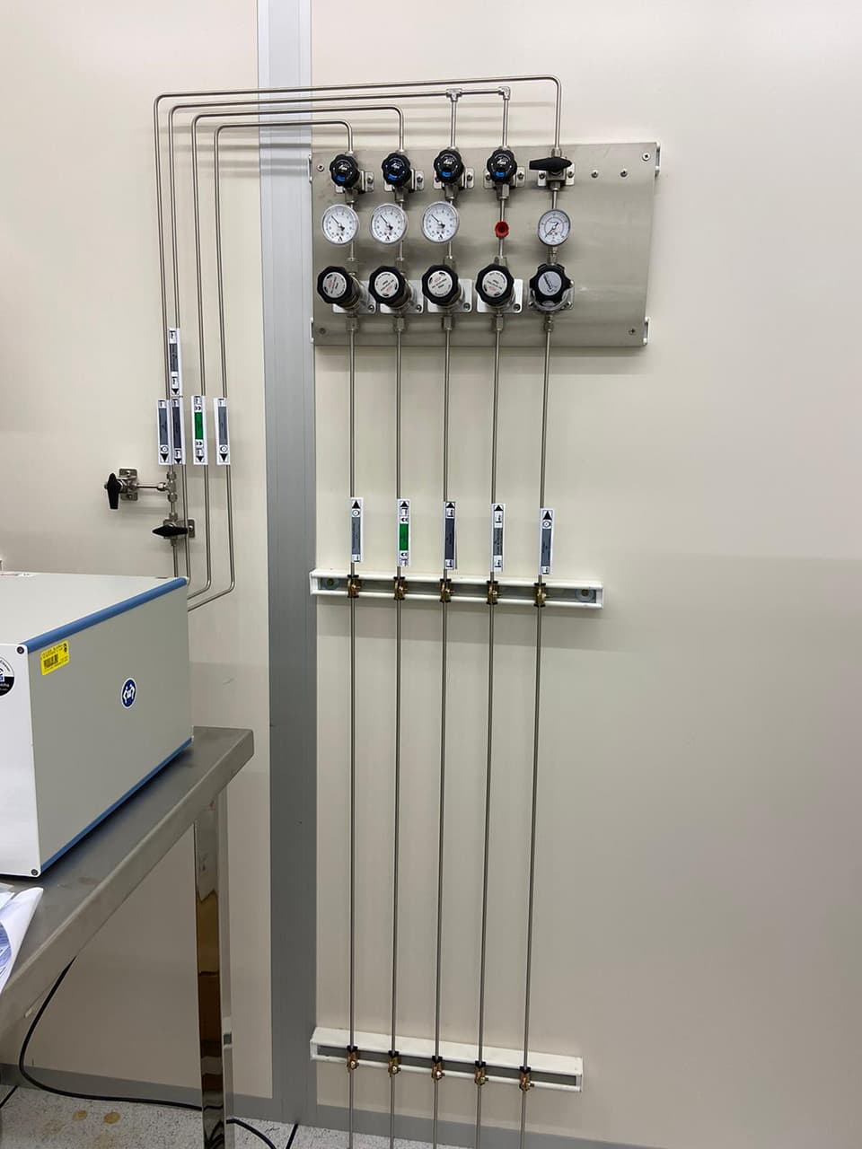 Clean-room wall panel with drops
