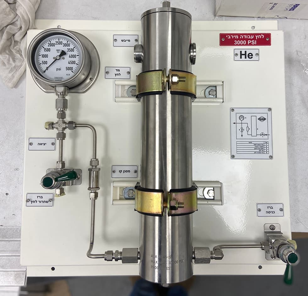 Panel with a vertical purifier, helium labelling and a pressure sign