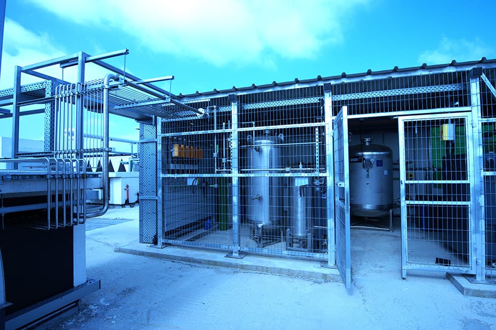 Fenced outdoor cylinder compound with vessels